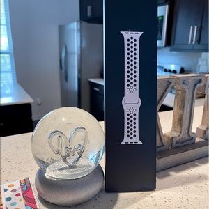 New 44mm Pure Platinum/Black Nike Sport Band